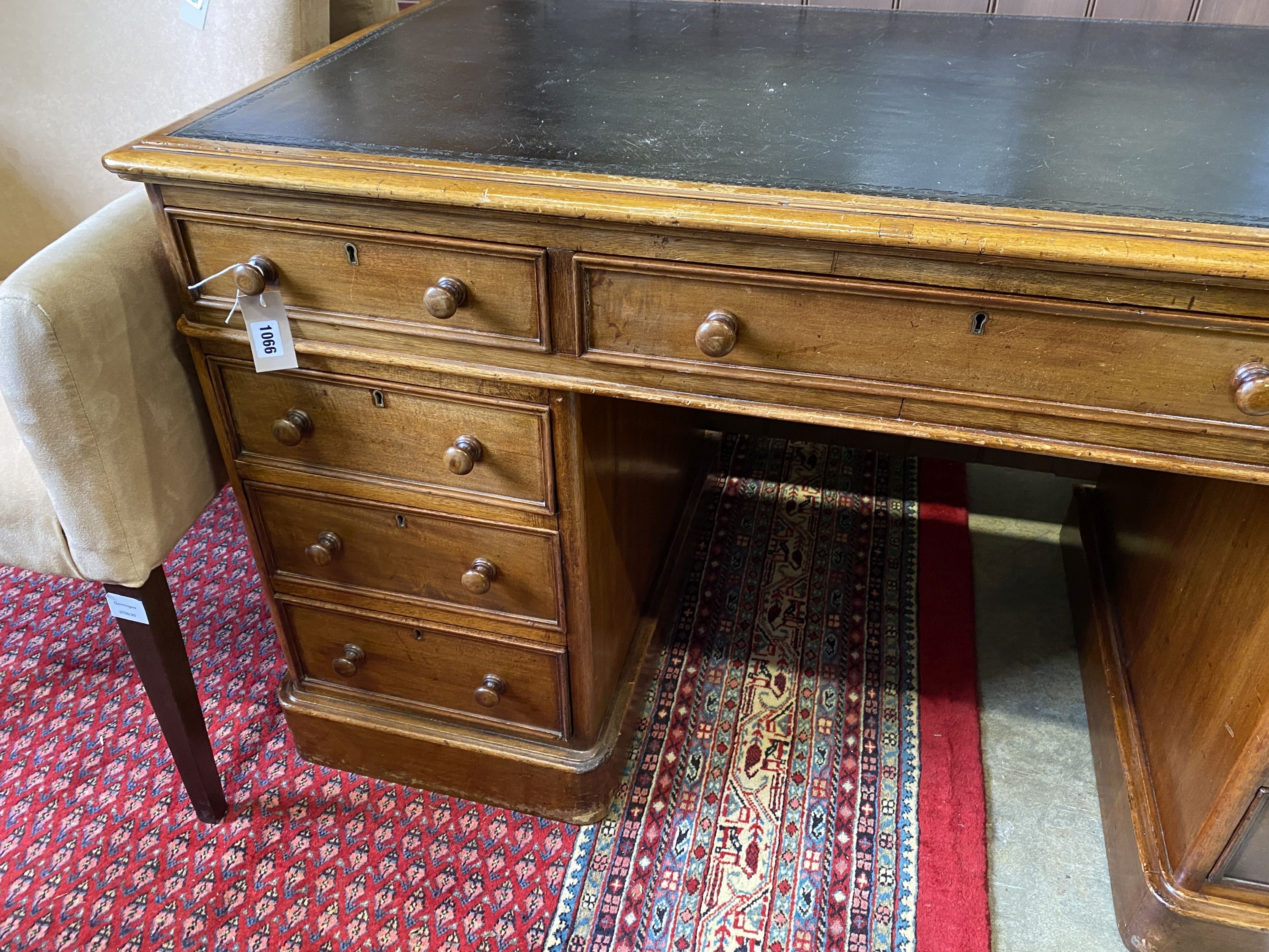 A Victorian mahogany pedestal desk, fitted with nine small drawers, length 138cm, depth 68cm, height 77cm